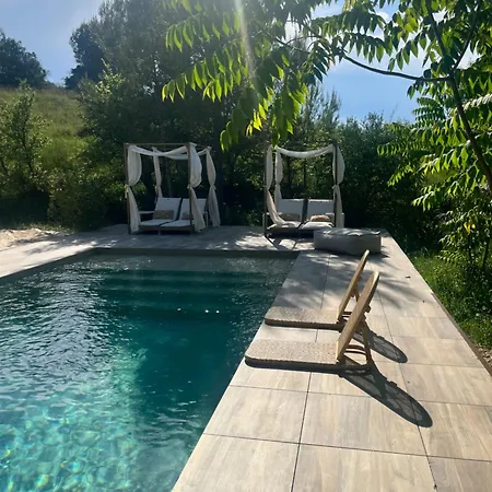 Nuitees Bohemes & Bed & Breakfast Gajan (Gard)